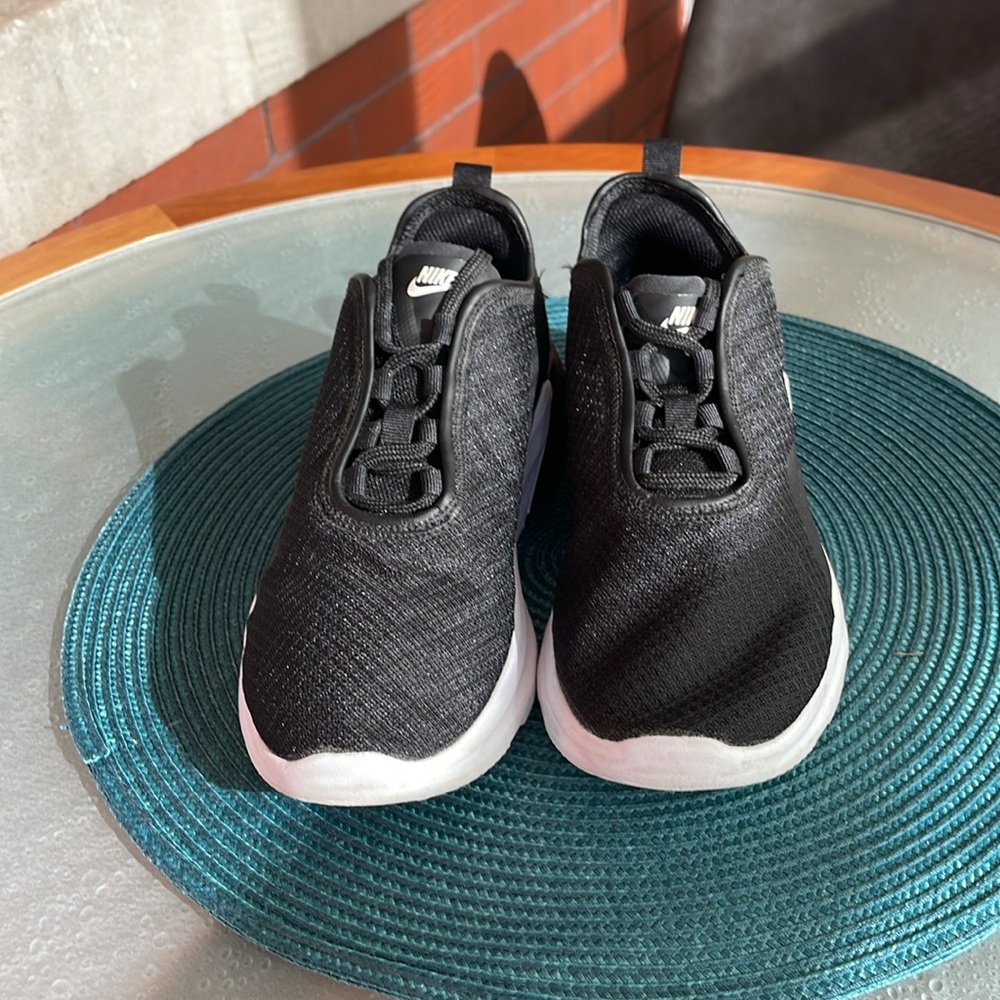Nike AIR MAX Black and White Sneakers size 6. EUC - Picture 2 of 5